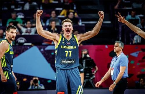 孔蒂：我们的中场只剩洛博特卡和小麦，希望不会再有人受伤（孔蒂：中场仅剩洛博特卡与小麦，盼再无伤员）