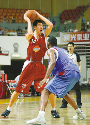 德转列防守型中场身价榜：凯塞多1亿欧居首，赫拉芬贝赫第二（德转防守型中场身价榜：凯塞多以1亿欧领跑，赫拉芬贝赫居次席）