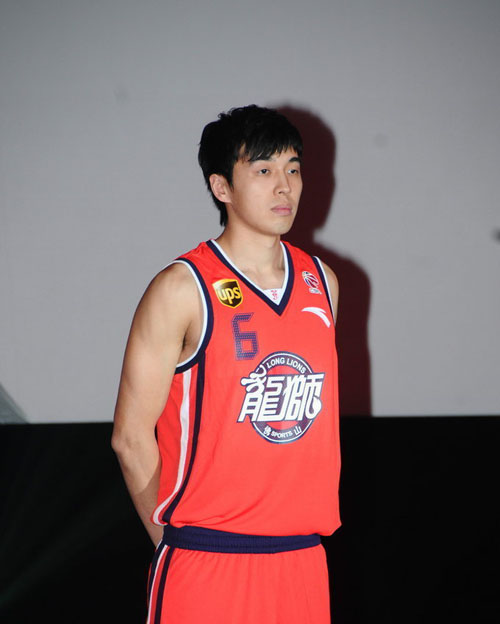 VAR 看了这么久，在犹豫什么？（VAR看了半天，还在等什么？）