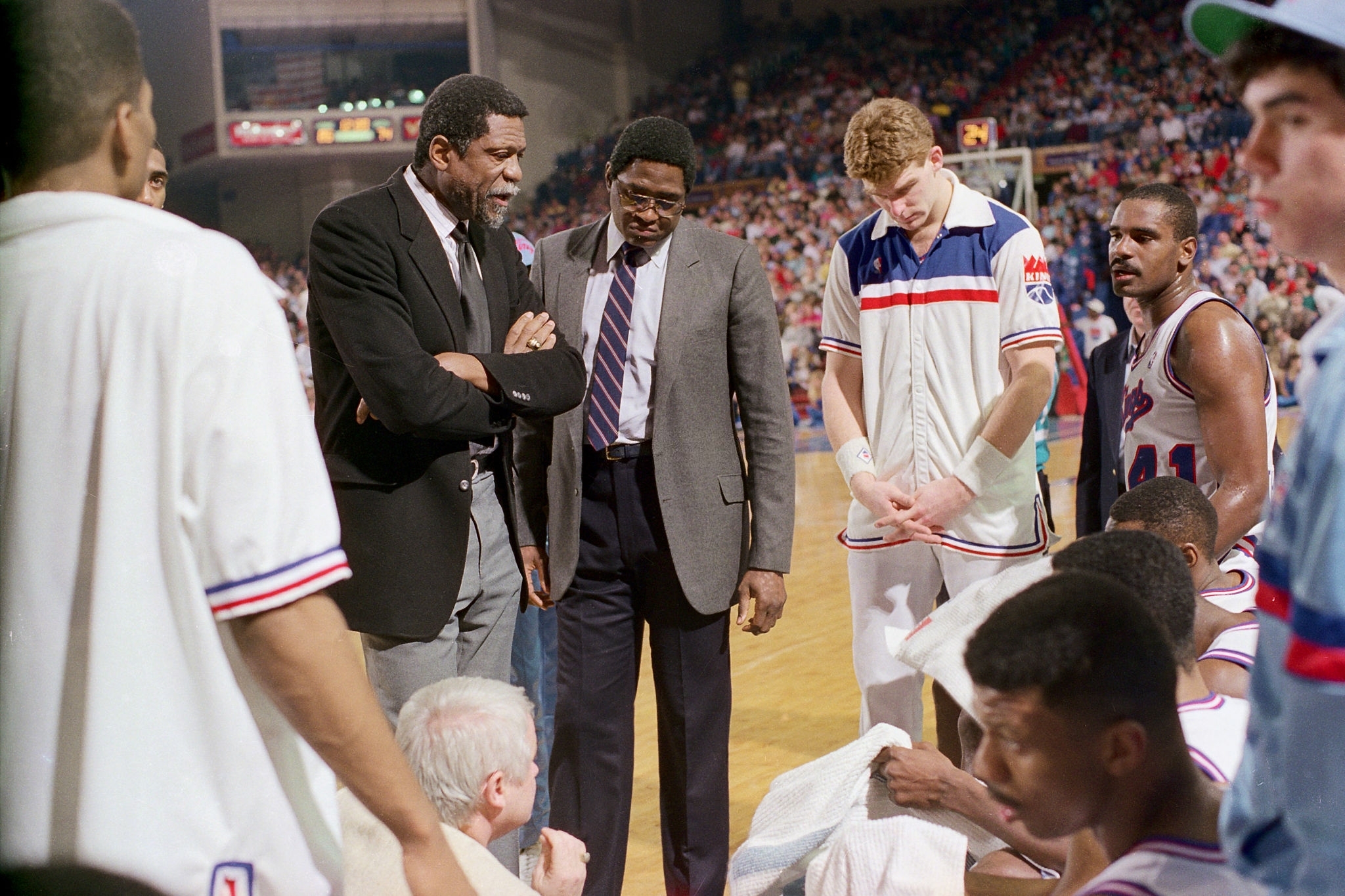 超残阵勇士终结两连败！库追巴等六人缺席 出场10人全有进球五人上双（伤兵满营的勇士止住两连败：库追巴等六将缺阵，10人出战全员得分、5人上双）