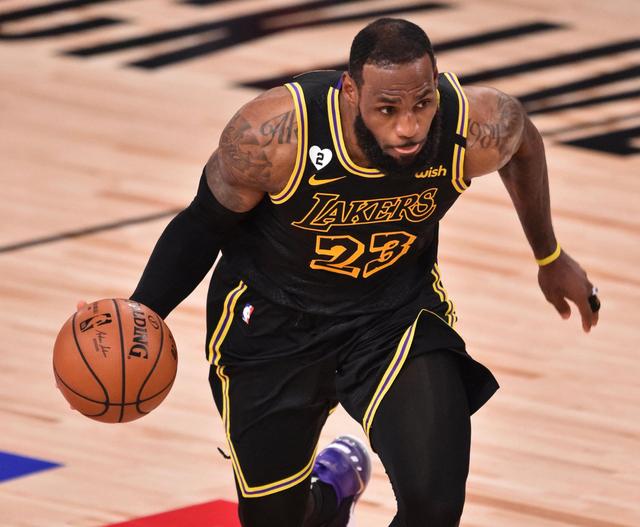 记者：世界杯抽签仪式开始前，大力神杯已经抵达华盛顿（记者：抽签仪式未启，大力神杯已抵华盛顿）