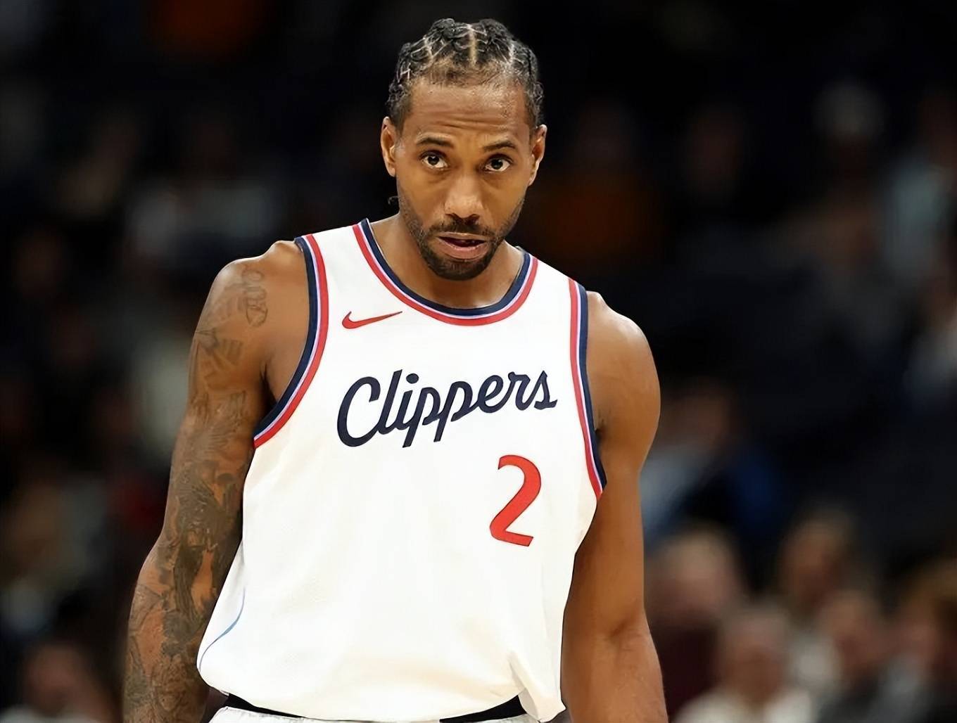 西甲战报：巴雷内切亚半场吊射建功，皇家社会3-1十人奥萨苏纳（西甲战报：巴雷内切亚中场吊射破门，皇家社会3-1力克十人奥萨苏纳）