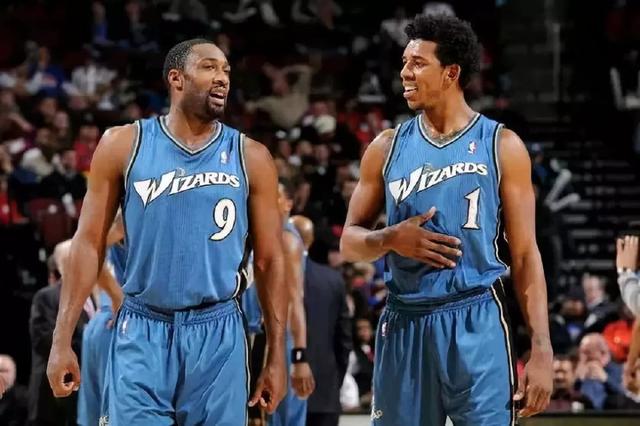 下半场发力！康宁汉姆15中7得到27分4篮板9助攻（后半场爆发，康宁汉姆15投7中砍下27分4篮板9助攻）